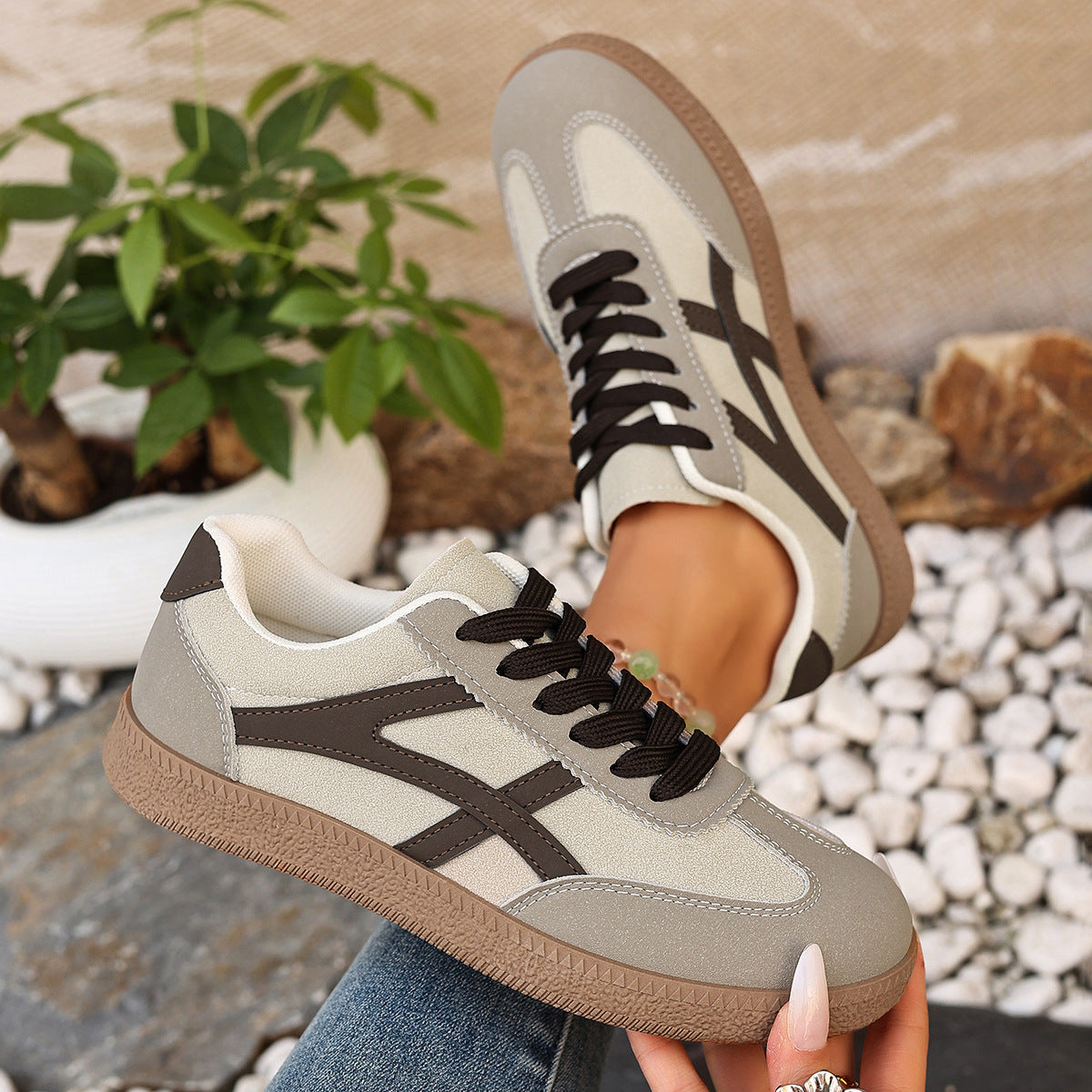Weekend Easy Sneakers